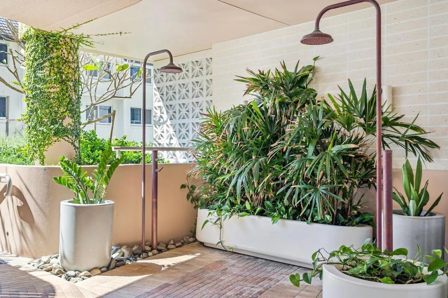 The Nordic Palm - Poolside Lounging By The Beach Apartment Gold Coast