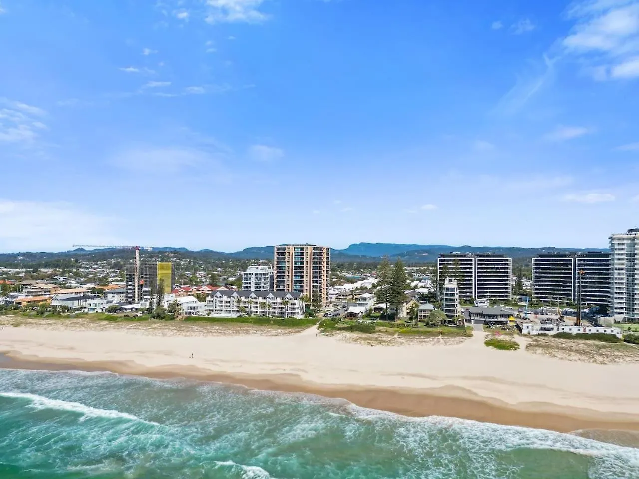The Nordic Palm - Poolside Lounging By The Beach Apartment Gold Coast