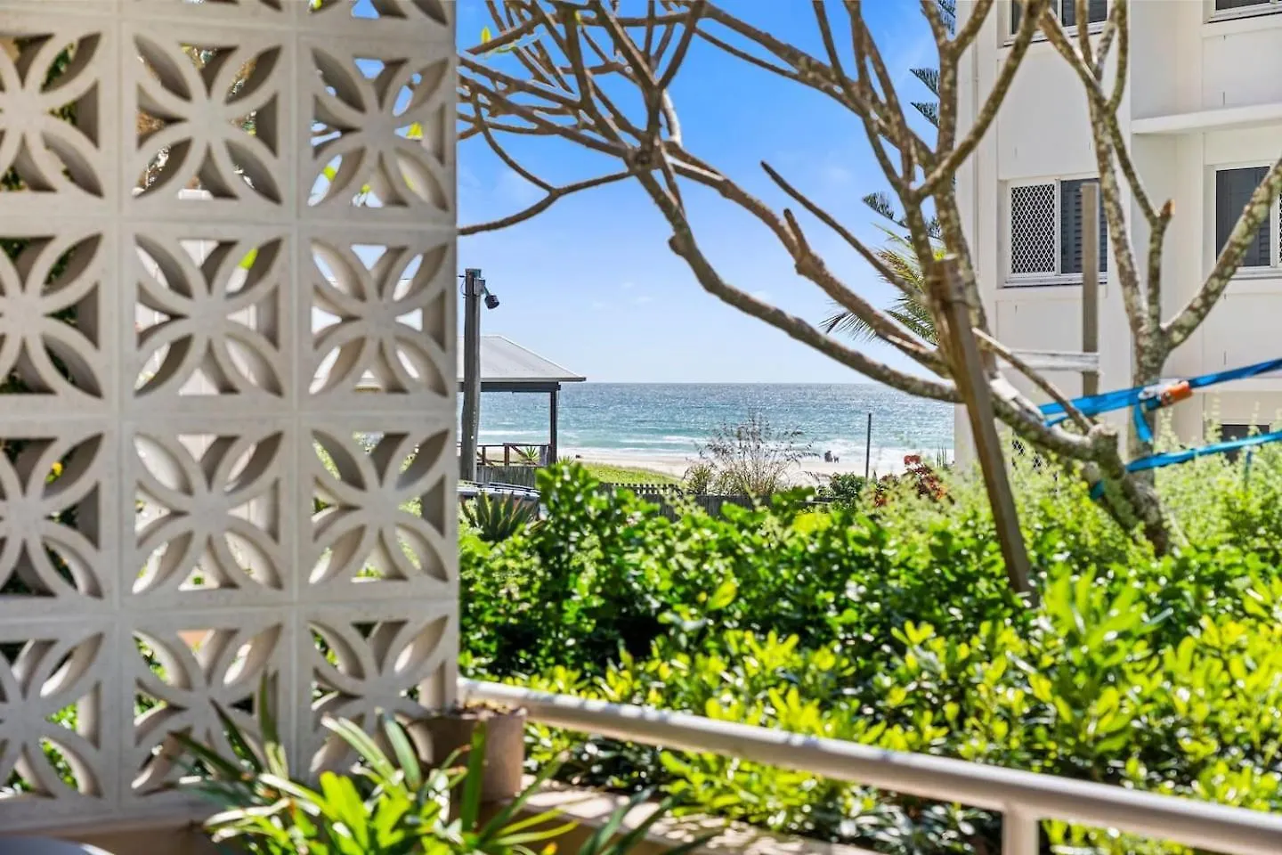 The Nordic Palm - Poolside Lounging By The Beach Apartment Gold Coast