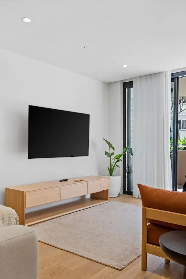 The Nordic Palm - Poolside Lounging By The Beach Apartment Gold Coast