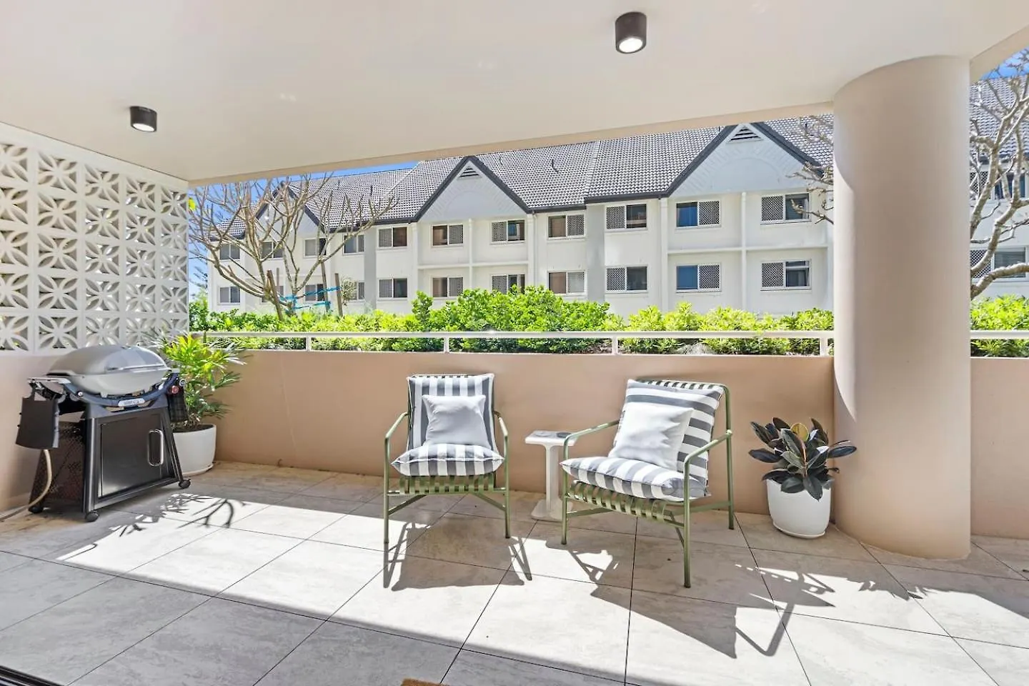 The Nordic Palm - Poolside Lounging By The Beach Apartment Gold Coast